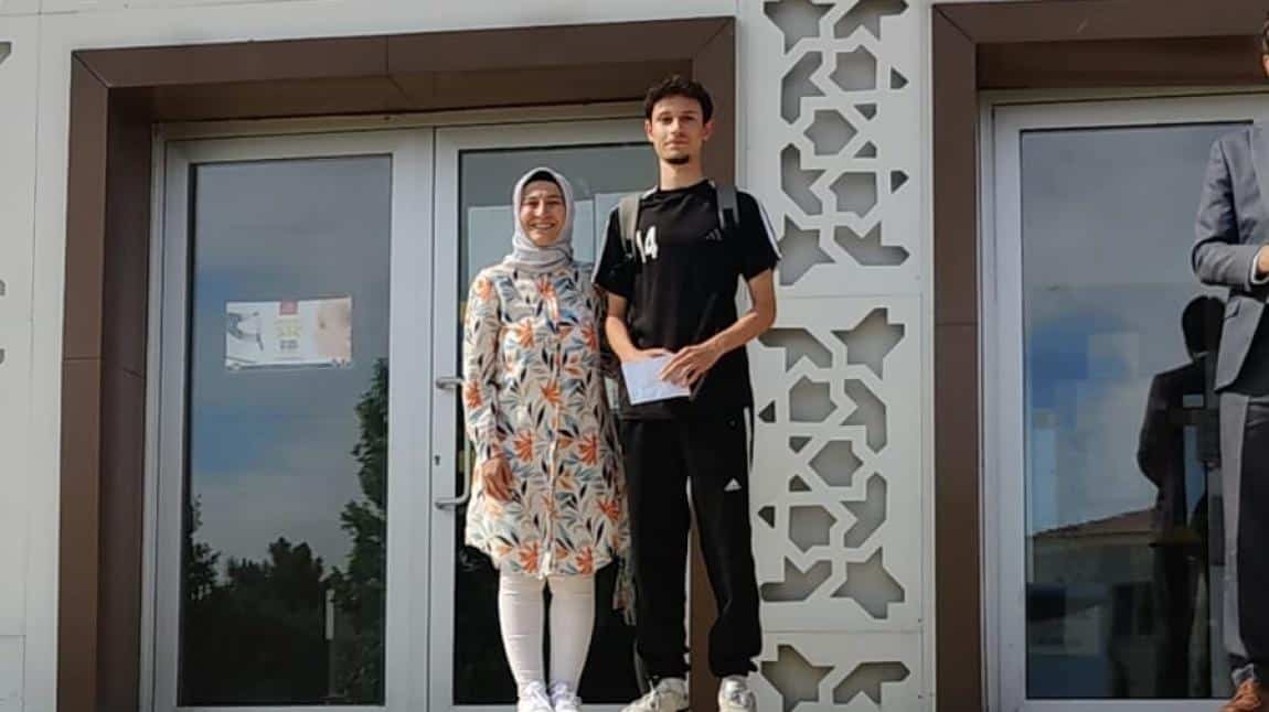 Logo Yarışmasını Kazanan Öğrencilerimize Ödülleri Verildi 